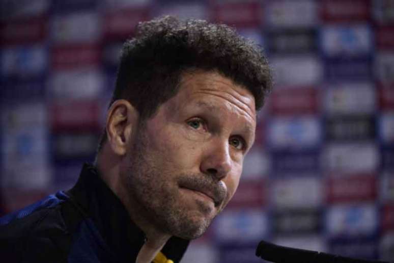 Diego Simeone vê seu time ficar ainda mais longe de conquistar a La Liga (Foto: Javier Soriano / AFP)