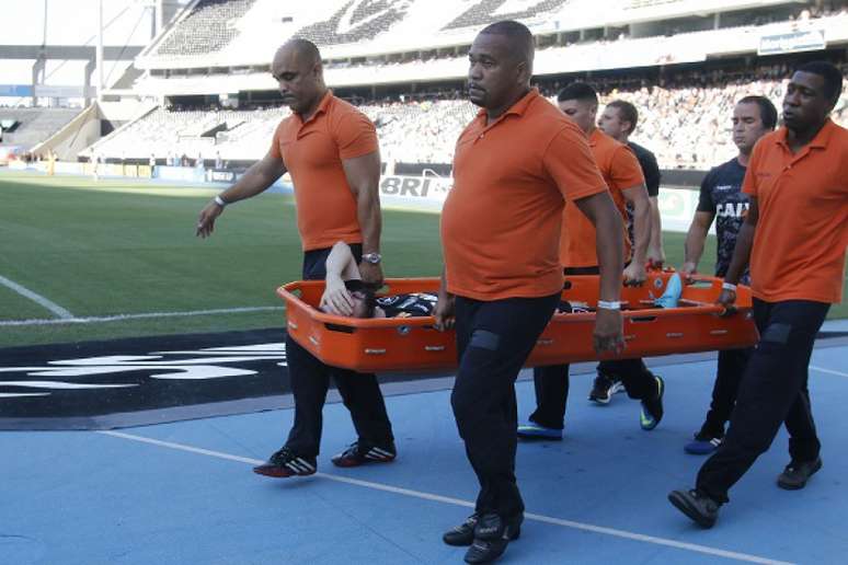 João Paulo não teve força nem para levantar, após o lance que lhe tirou da partida (Reginaldo Pimenta / Raw Image)