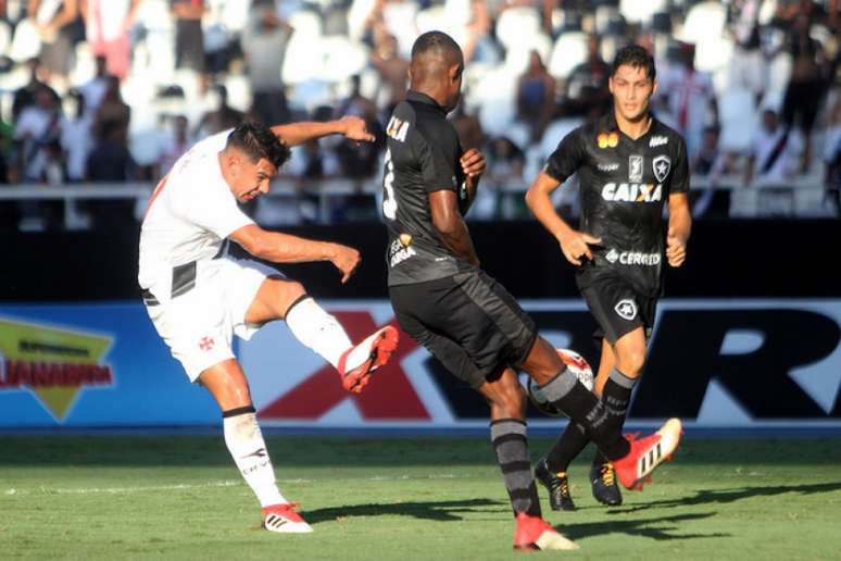 Em belo chute de pé esquerdo, Ríos marcou um dos gols do Vasco no clássico (Paulo Fernandes/Vasco.com.br)