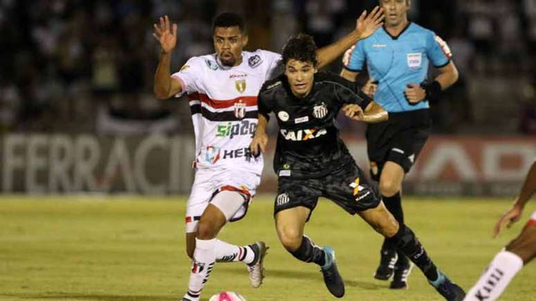 Em jogo fraco tecnicamente, Botafogo-SP e Santos empataram em 0 a 0, na ida das quartas (Foto: CELIO MESSIAS)