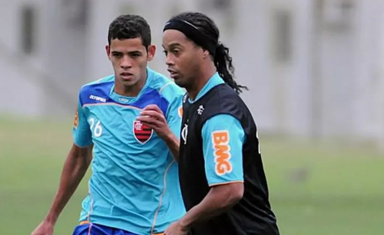 Lorran treinando entre os profissionais do Flamengo (Foto: Reprodução/Instagram)