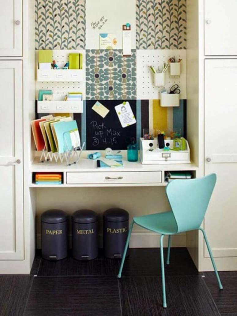 35. Utilize as paredes para otimizar espa&ccedil;os com escrivaninhas pequenas