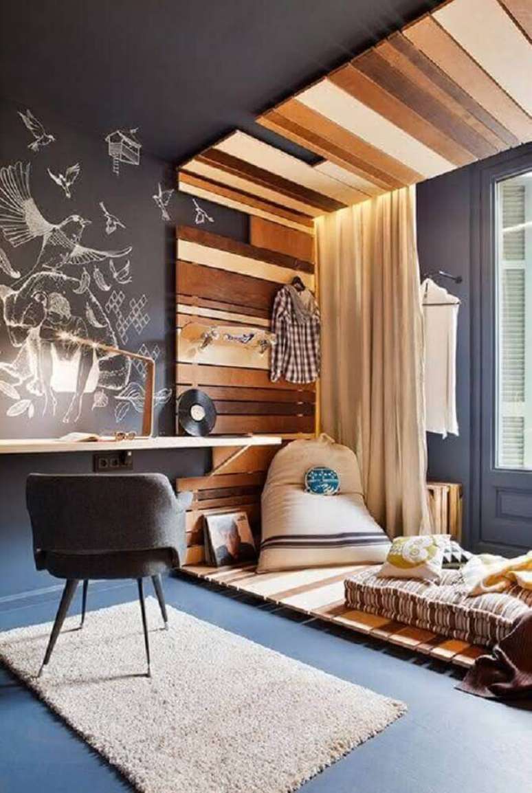 43. Lindo quarto decorado com parede de lousa e escrivaninha de madeira