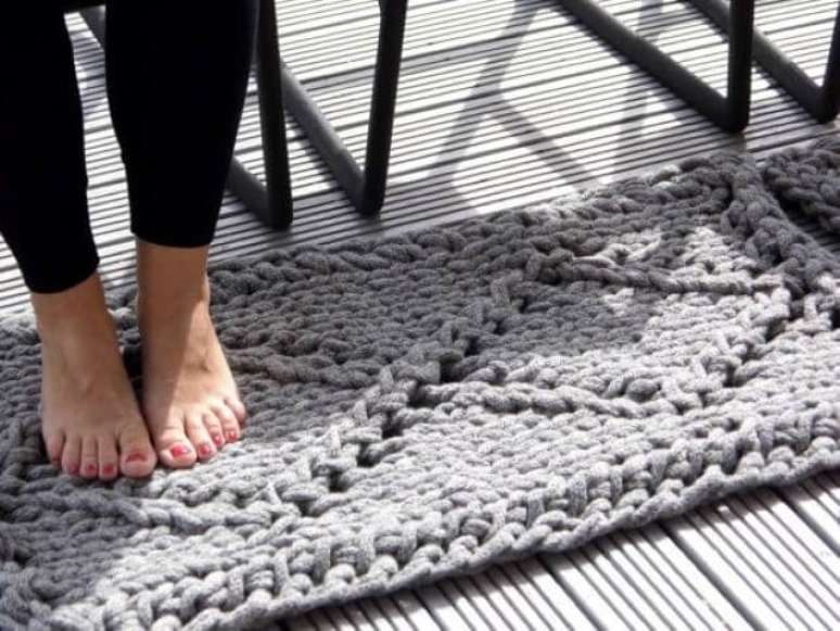 13. Passadeira em croch&ecirc; cinza feita de linha grossa