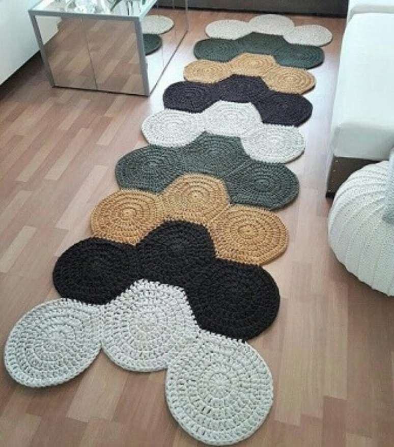 20. Essa passadeira em croch&ecirc; com c&iacute;rculos coloridos tamb&eacute;m tem uma apar&ecirc;ncia bem moderna