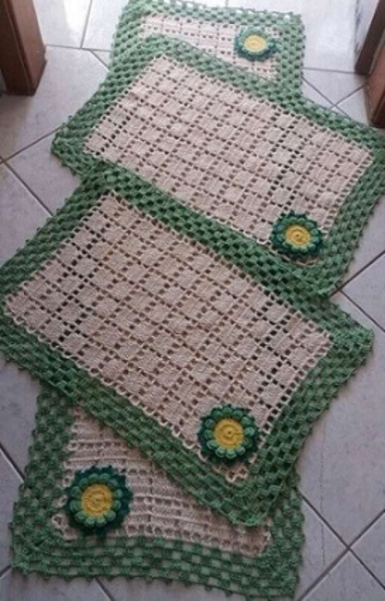 57. Passadeira de croch&ecirc; com flores com dois tapetes combinando