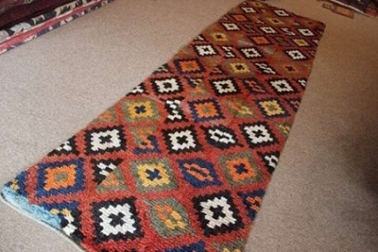 59. Passadeira de croch&ecirc; com gr&aacute;fico de estampa tribal