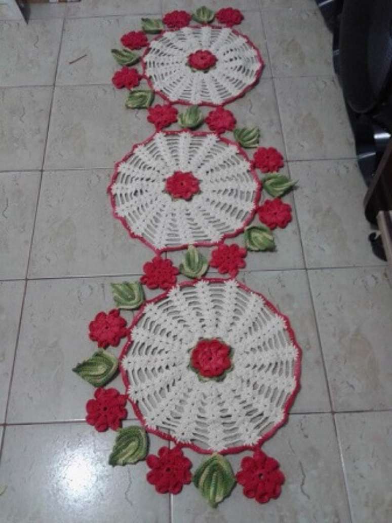 51. Passadeira de crochê com flores e círculos