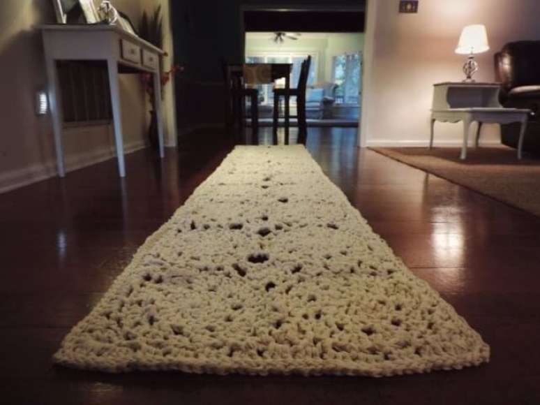 4. Passadeira em croch&ecirc; longo em corredor