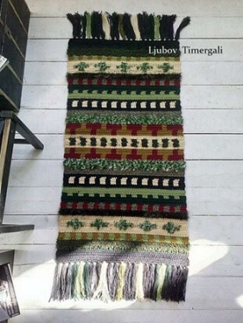 17. Essa passadeira de croch&ecirc; com gr&aacute;fico tem um visual bem moderno