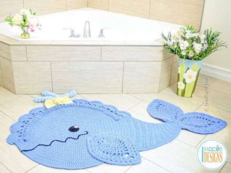55. Passadeira de crochê em formato de baleia para banheiro