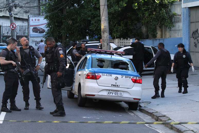 Dois homens morrem em tiroteio ocorrido no início da manhã desta segunda-feira (19), na Rua Piauí, no Engenho de Dentro, na zona norte do Rio de Janeiro (RJ). Os criminosos faziam um arrastão quando se depararam com policiais.