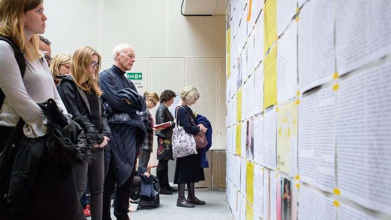 O público que foi ao Southbank Centre também podia ler todos os depoimentos das 20 mulheres na íntegra na instalação | Foto: Andre Camara