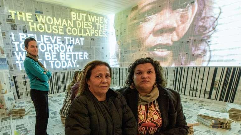 A diretora Bia Lessa (à esq.), Maria Alice Vieira e Gilmara Cunha na instalação Cicatriz, exibida no festival Mulheres do Mundo, em Londres | Foto: Andre Camara