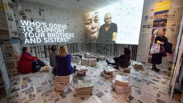 A instalação montada no Southbank Centre trazia depoimentos de 20 mulheres da favela da Maré que sofreram violência | Foto: Andre Camara