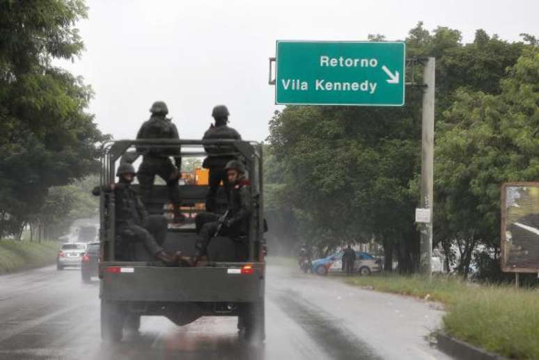 Militares que fazem patrulhamento diário na Vila Kennedy devem deixar a favela dentro de duas a três semanas    