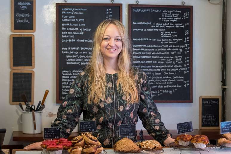 Claire Ptak, dona da confeitaria Violet Bakery, posa para fotos em Londres 20/03/2018  Victoria Jones/Pool via Reuters 