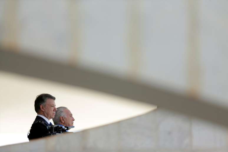 Presidente da Colômbia, Juan Manuel Santos, ouve hino nacional de seu país ao lado do presidente Michel Temer, em Brasília
20/03/2018 REUTERS/Ueslei Marcelino