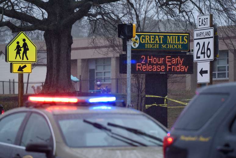 Carro de polícia em frente à escola Great Mills, em Maryland, no EUA 20/03/2018 REUTERS/Sait Serkan Gurbuz