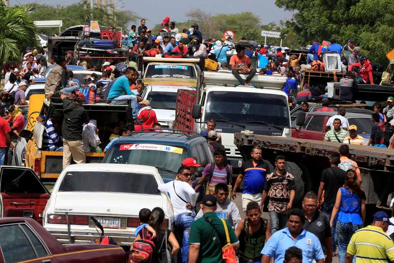 Venezuelanos na fronteira com a Colômbia, em Paraguachon 16/02/2018 REUTERS/Jaime Saldarriaga