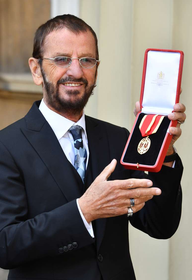 Ringo Starr mostra medalha no Pal&aacute;cio de Buckingham 
 20/3/2018    John Stillwell/Divulga&ccedil;&atilde;o