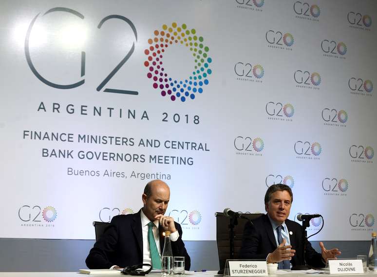 O ministro do Tesouro da Argentina, Nicolas Dujovne (R), fala ao lado do presidente do Banco Central da Argentina, Federico Sturzenegger, durante uma coletiva de imprensa na Reunião de Ministros das Finanças do G20 em Buenos Aires, Argentina
20/03/2018
REUTERS/Marcos Brindicci 