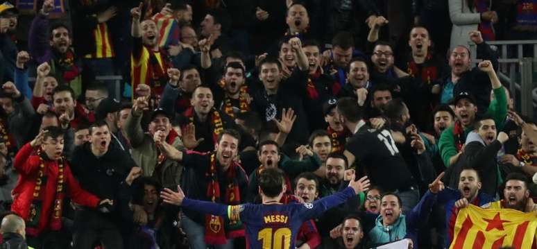 Messi comemora com torcida gol do Barcelona contra o Chelsea
 14/3/2018       REUTERS/Susana Vera 