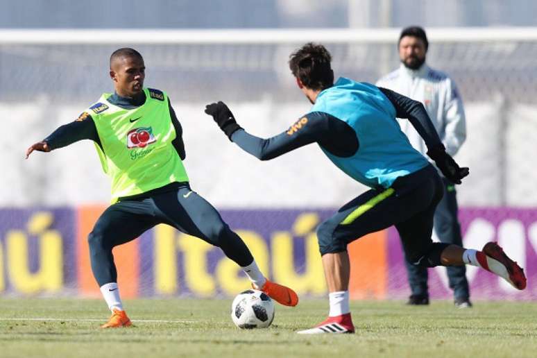 Douglas Costa destaca que não será fácil encontrar um substituto para Neymar (Foto: Lucas Figueiredo/CBF)