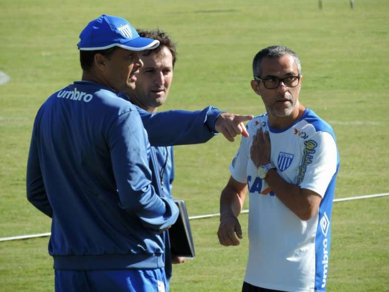 Ricardo Henry ao lado de Evando e Claudinei Oliveira (Foto: Jamira Furlani/Avaí FC)