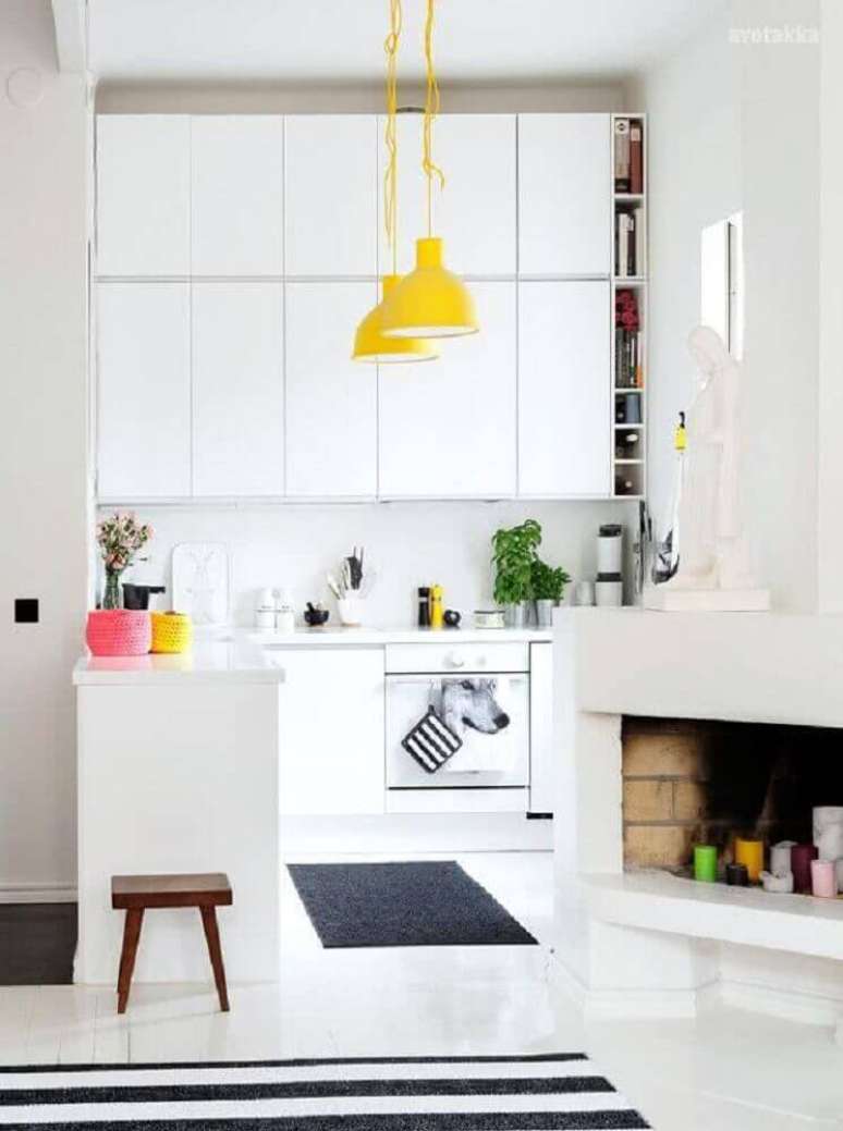 25. A luminária pendente para cozinha em tons de amarelo trouxe mais alegria para a decoração clean