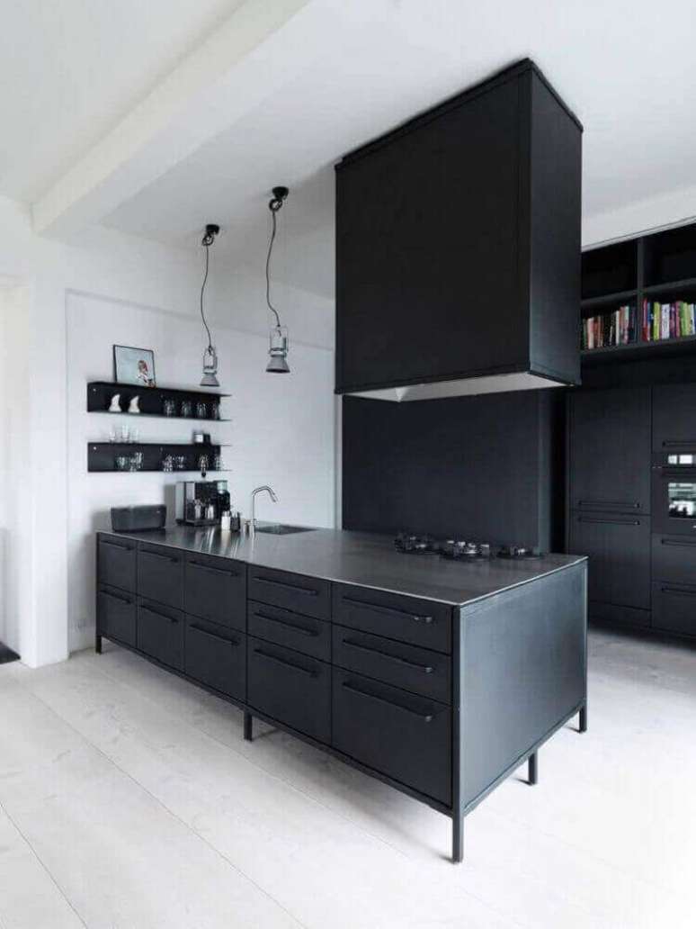 42. Projeto de cozinha moderna em tons de preto e branco com luminária pendente