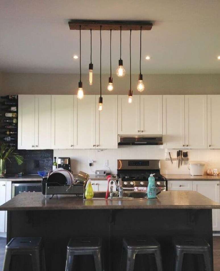 20. Modelo minimalista de luminária pendente para cozinha