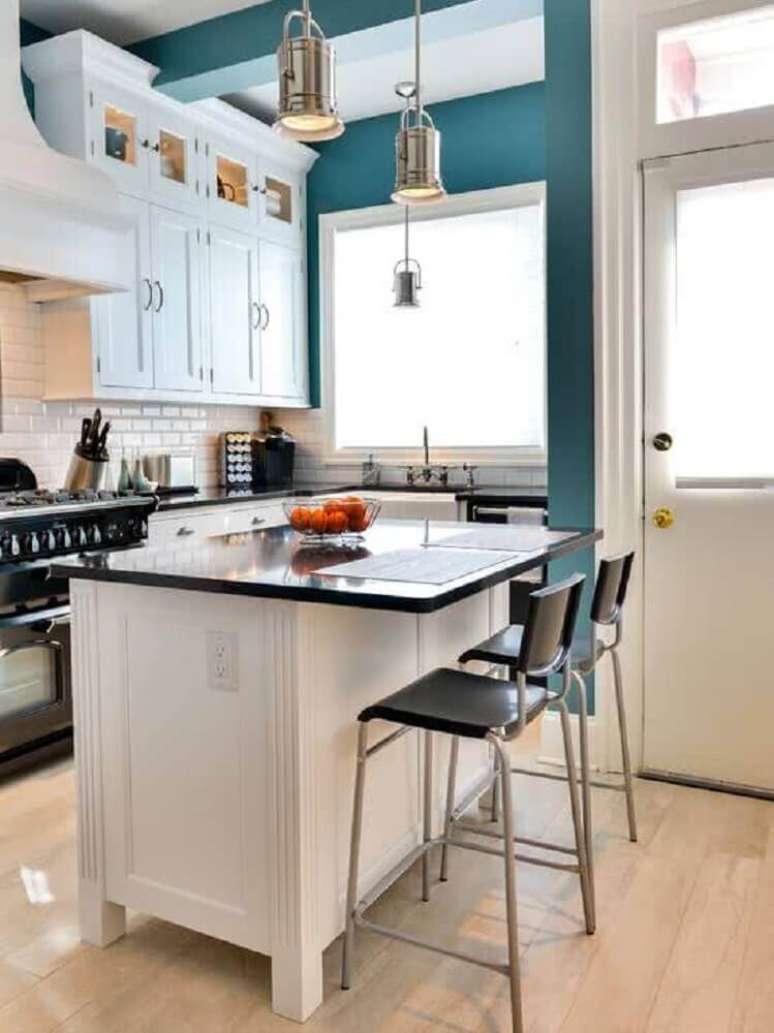 12. Linda decora&ccedil;&atilde;o com modelo moderno de lumin&aacute;ria para cozinha