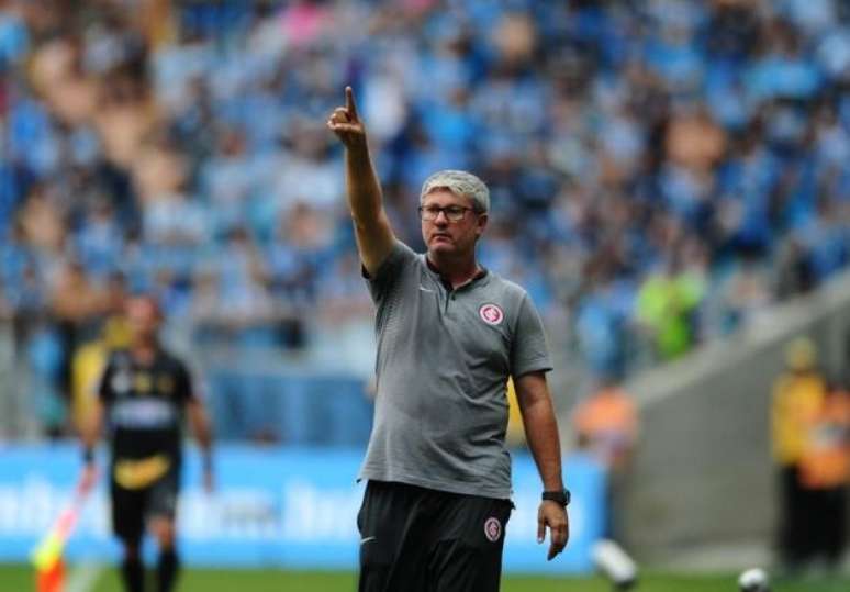 Duas derrotas seguidas em Gre-nal colocaram pressão sob o técnico Odair Hellmann.