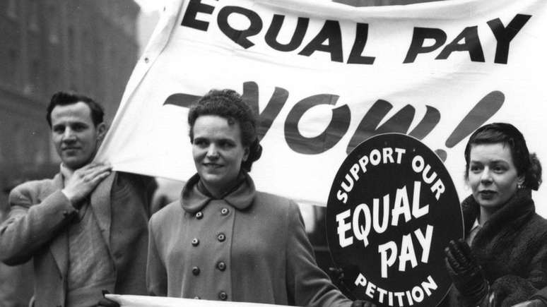 Esse debate tem acontecido há décadas, como na foto, em que ativistas por pagamento igual pedem apoio a uma petição em Londres em 1954