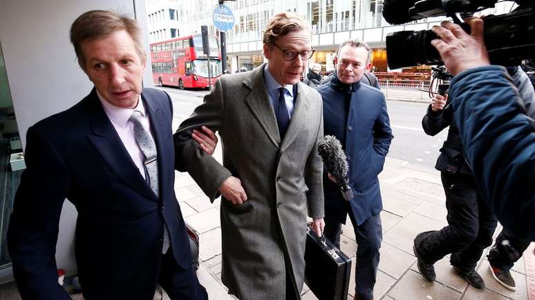 O ex-diretor-executivo da Cambridge Analytica, Alexander Nix (ao centro), foi gravado secretamente dizendo que a empresa vendeu dados para a campanha de Trump