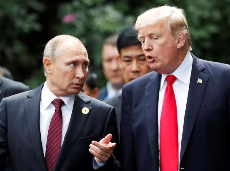 Presidente dos EUA, Donald Trump, e presidente russo, Vladimir Putin, durante cúpula da Apec no Vietnã 11/11/2017 REUTERS/Jorge Silva