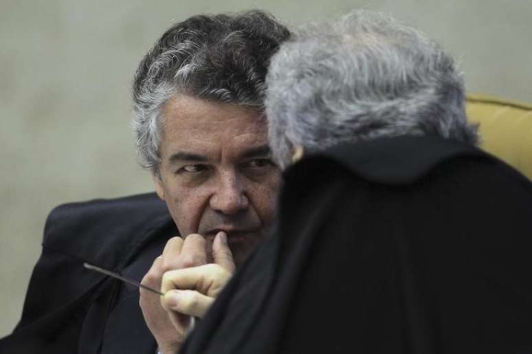Ministro do Supremo Marco Aurelio Mello conversa com ministro Ricardo Lewandowski durante julgamento 28/11/2012 REUTERS/Ueslei Marcelino