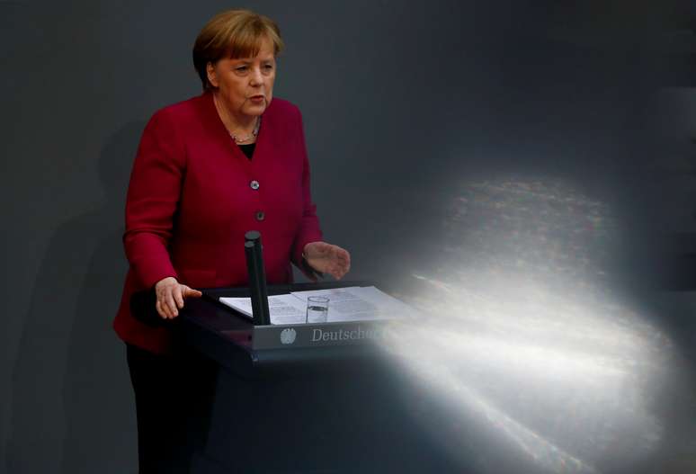 Chanceler alemã, Angela Merkel, no Parlamento em Berlim 21/03/2018  REUTERS/Fabrizio Bensch 