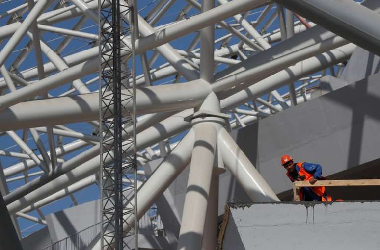 Operário em obra de construção do estádio de Samara para a Copa do Mundo da Rússia 23/08/2018 REUTERS/Maxim Shemetov