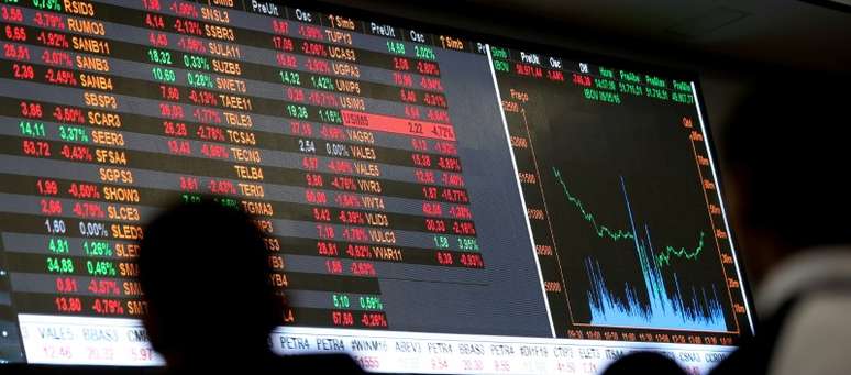 Operadores olhando para quadro eletrônico das flutuações do mercados na Bovespa, no centro de São Paulo, Brasil 09/05/2016 REUTERS/Paulo Whitaker