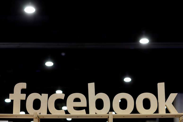 Logo do Facebook é visto em evento em Maryland, nos Estados Unidos 23/02/2018      REUTERS/Joshua Roberts 