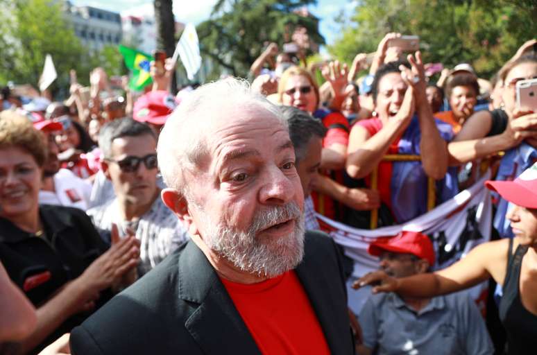 Ex-presidente Luiz Inácio Lula da Silva cumprimenta simpatizantes em Santana do Livramento
19/03/2018 REUTERS/Diego Vara