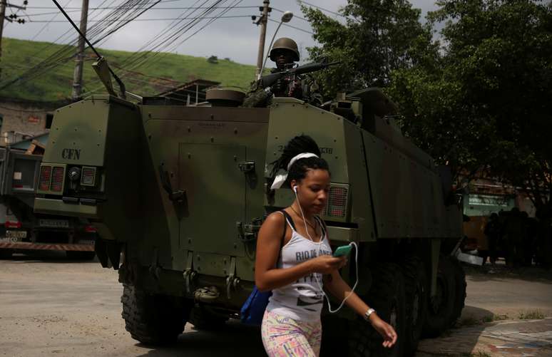 Tropas das Forças Armadas em favela do Rio de Janeiro 07/03/2018 REUTERS/Pilar Olivares