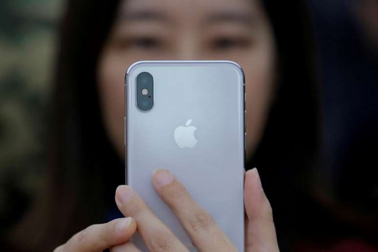 iPhone X sendo usado em apresenta&ccedil;&atilde;o de lan&ccedil;amento do modelo para a imprensa em Pequim, China
31/08/2017
 REUTERS/Thomas Peter