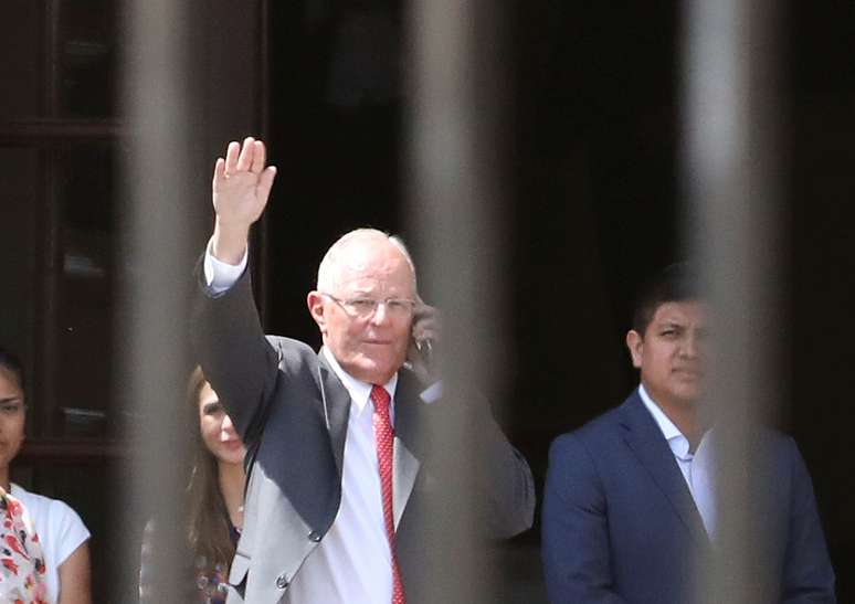 Kuczynski acena após apresentar renúncia ao Congresso em Lima
 21/3/2018    REUTERS/Mariana Bazo 