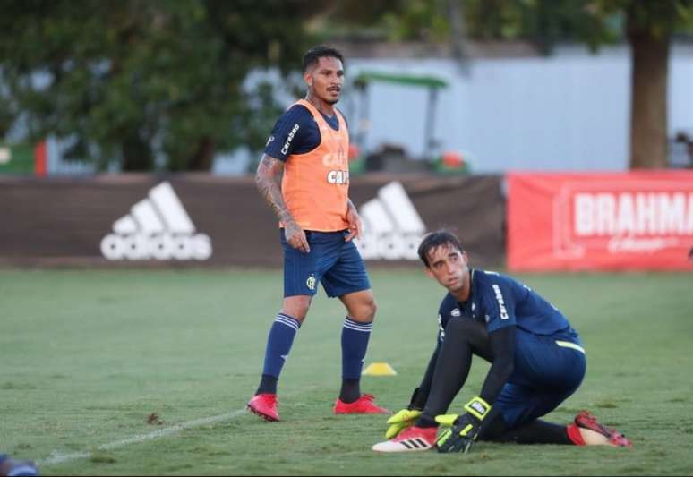 Guerrero, ainda suspenso treinou com grupo na véspera do Fla-Flu (Foto: Gilvan de Souza/Flamengo)
