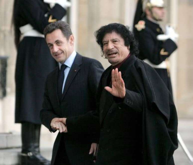 Detido, Sarkozy presta depoimento pelo segundo dia