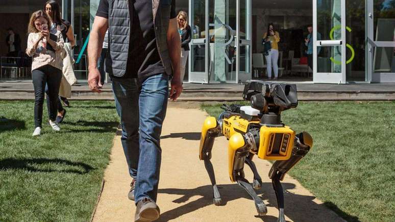 Jeff Bezos e cachorro-robô