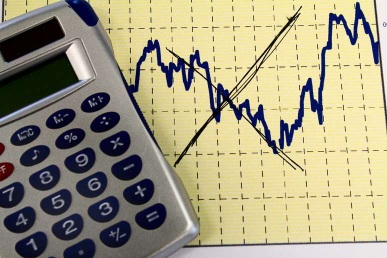 Os segmentos industriais que puxaram a alta do PIB foram a indústria da transformação (com avanço de 4,6%) e eletricidade (0,4%). A indústria extrativa mineral teve queda de 1,6% e a construção recuou 2,5%.

